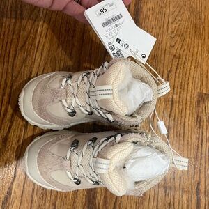 Zara toddler 9 Kids Boots in Cream and Tan nwt